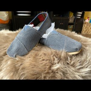 TOMS Washed Denim Canvas Slip On’s. M/8-W/9.5